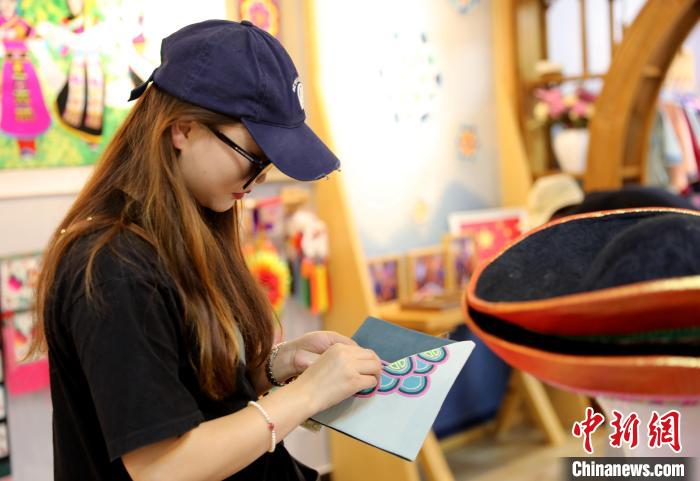 圖為民眾體驗國家級非遺項目盤繡技藝?！⊙Φ?攝