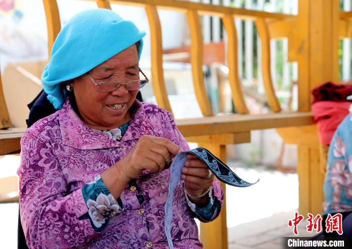 圖為繡娘在土族盤繡園內(nèi)制作盤繡?！⊙Φ?攝