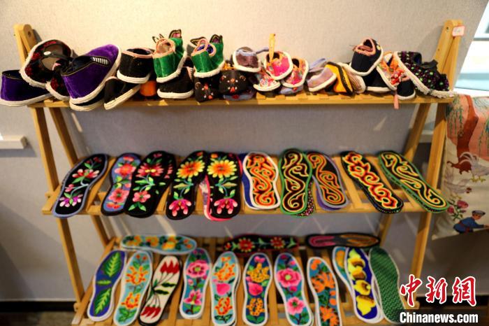 圖為盤繡作品。　薛蒂 攝