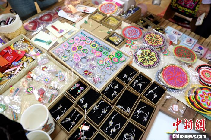 圖為盤繡作品。　薛蒂 攝