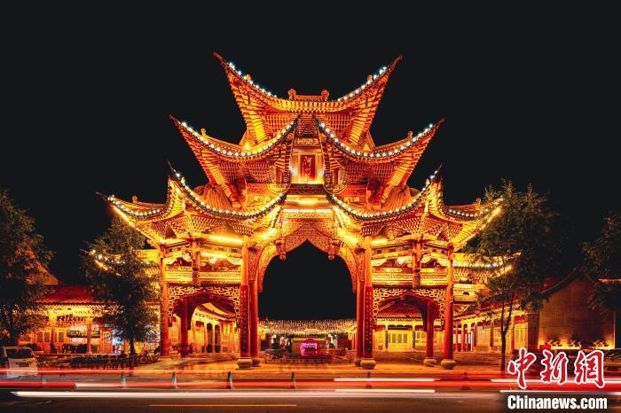 夜幕下的臨夏縣河州苑。夏雨 攝