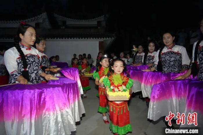 甘肅省西和縣姜席鎮(zhèn)晚霞湖畔，當(dāng)?shù)孛耖g舉行盛大的乞巧儀式。魏朵朵 攝