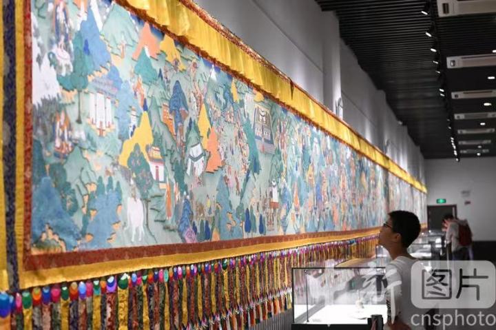 圖為一名小朋友觀看唐卡《涼州會盟》。 中新社記者 戴文昌 攝