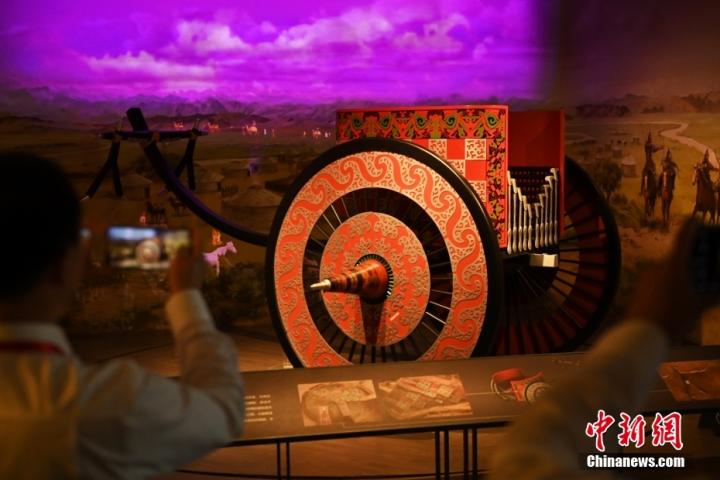 8月16日，甘肅省天水市張家川回族自治縣馬家塬車輿博物館內(nèi)，游客拍攝等比例的戰(zhàn)國(guó)西戎車輿復(fù)制品。