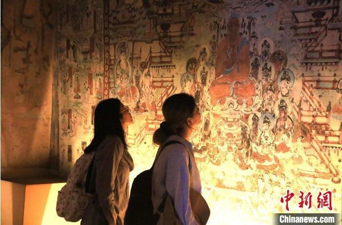 2023年8月27日，游客在甘肅省敦煌市博物館參觀文物展。張曉亮 攝(資料圖)