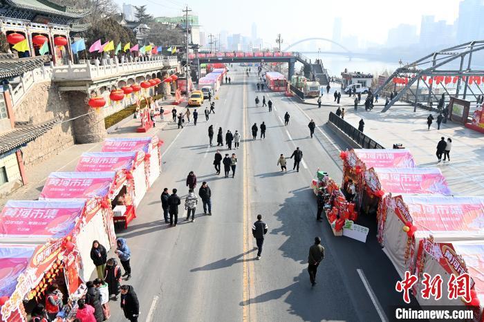 1月30日，蘭州黃河畔的年貨集市吸引顧客選購年貨。九美旦增 攝</p><p>