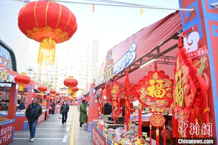 1月30日，蘭州街頭琳瑯滿目的年貨吸引顧客選購。九美旦增 攝</p><p>