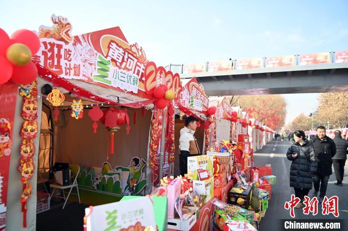1月30日，蘭州黃河畔的年貨集市吸引顧客選購年貨。九美旦增 攝</p><p>