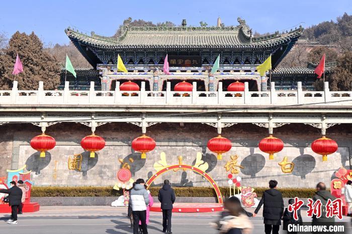 1月30日，裝扮一新的蘭州白塔山公園節(jié)日氛圍濃厚。九美旦增 攝</p><p>