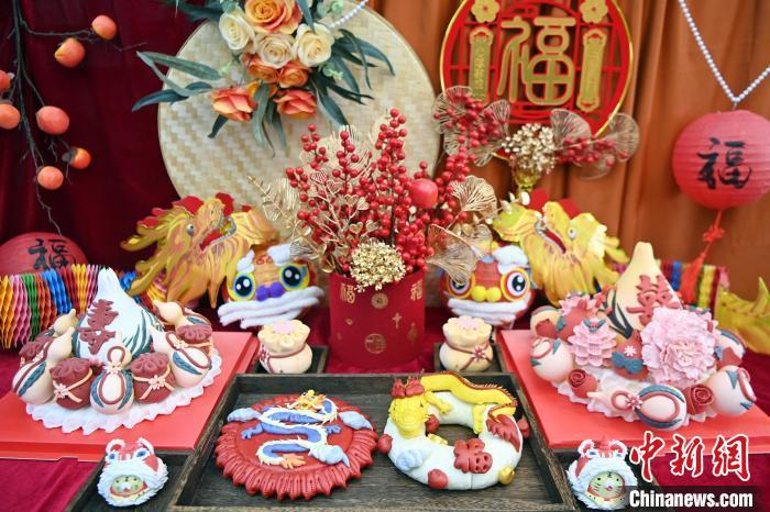1月25日，春節(jié)臨近，蘭州一花饃店“龍”元素花饃熱銷。圖為展出的“龍”元素花饃。九美旦增 攝
