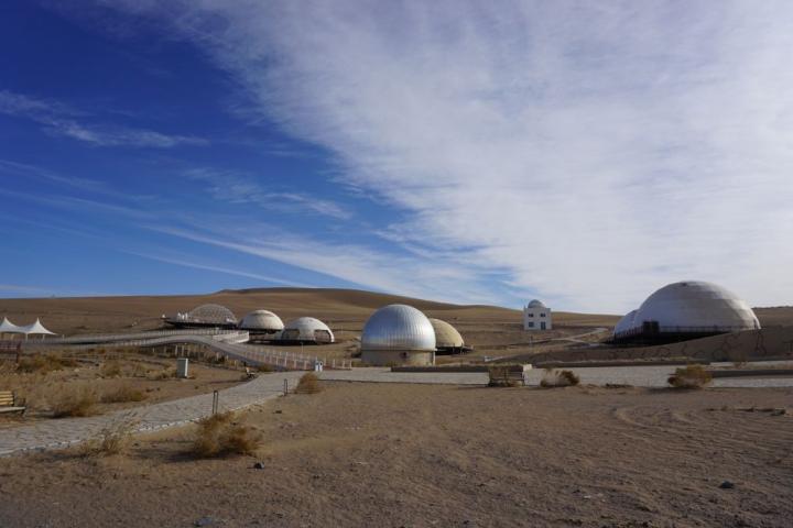 2023年11月28日拍攝的甘肅省武威市民勤縣“摘星小鎮(zhèn)”一角。新華社記者 賈釗 攝