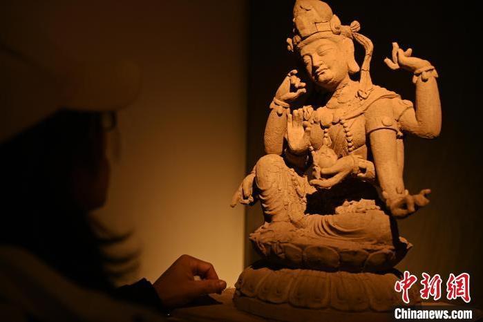 圖為季茂杰觀察自己創(chuàng)作的敦煌木雕。李亞龍 攝