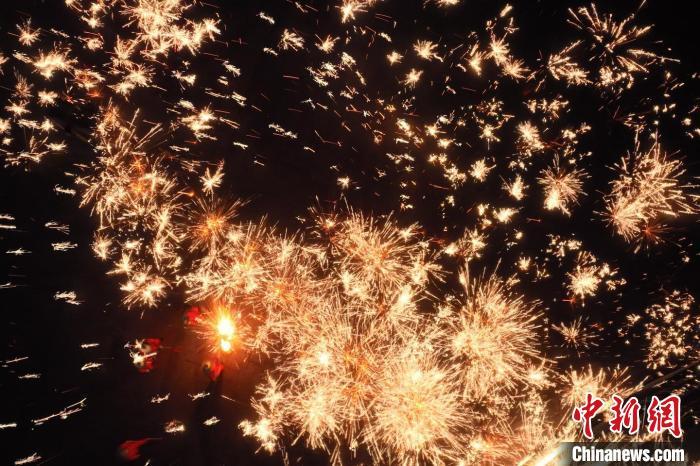 灼熱的鐵水在空中迸散。在空中形成“鐵花火雨”的景象，似天女散花，似群星漫天，如夢(mèng)如幻，美不勝收。侯奇志 攝</p>
<p>