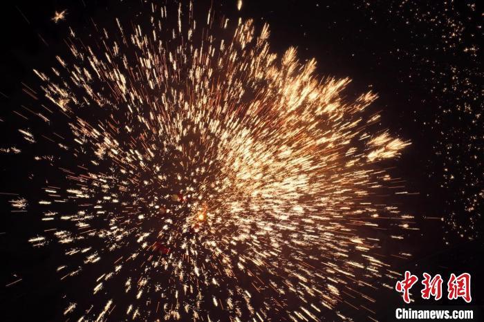 據(jù)悉，“花”與“發(fā)”諧音，取“打花打花，越打越發(fā)”之意?！按蜩F花”不僅蘊(yùn)含著人們祈福納祥的美好愿望，也展現(xiàn)了民間生鐵冶煉傳統(tǒng)技藝的工匠精神。侯奇志 攝