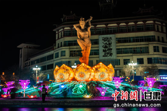 2024年春節(jié)期間，敦煌市中心盤旋路上的反彈琵琶燈組。王斌銀 攝