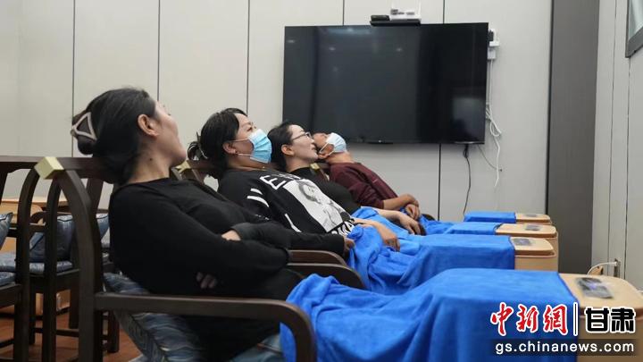 圖為當(dāng)?shù)鼐用耋w驗(yàn)藏醫(yī)院診療。卓瑪草 攝