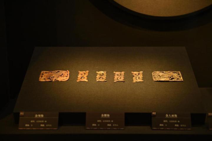 張家川縣馬家塬車輿博物館展陳的馬家塬遺址出土的金項飾、金腰飾、金人畫飾等。李亞龍 攝　　