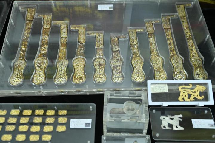 張家川馬家塬出土的金帶飾、大角羊、人形鉛俑及狼形銀車輿飾等文物。