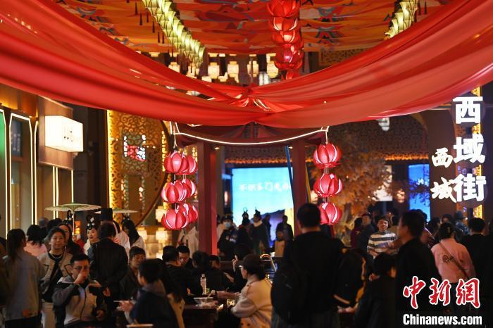 圖為街區(qū)現(xiàn)場(chǎng)游客絡(luò)繹不絕。李亞龍 攝</p>
<p>