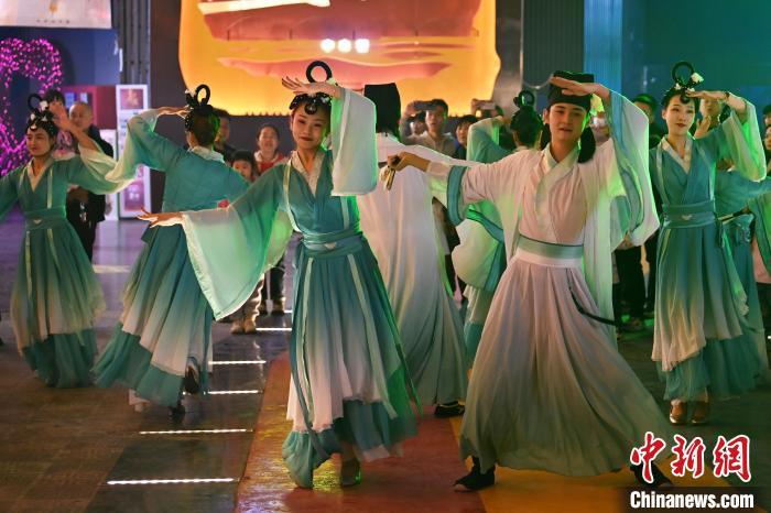 圖為工作人員進(jìn)行舞蹈表演。李亞龍 攝</p>
<p>