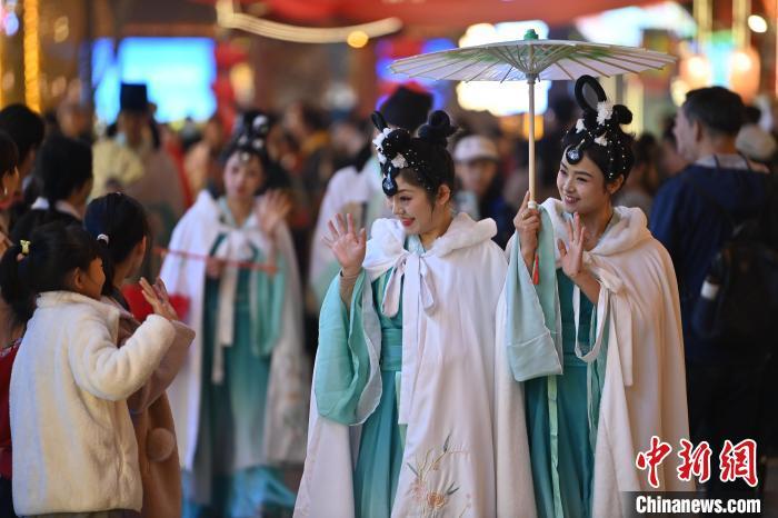 圖為街區(qū)人員著傳統(tǒng)服飾與游人互動(dòng)。李亞龍 攝</p>
<p>