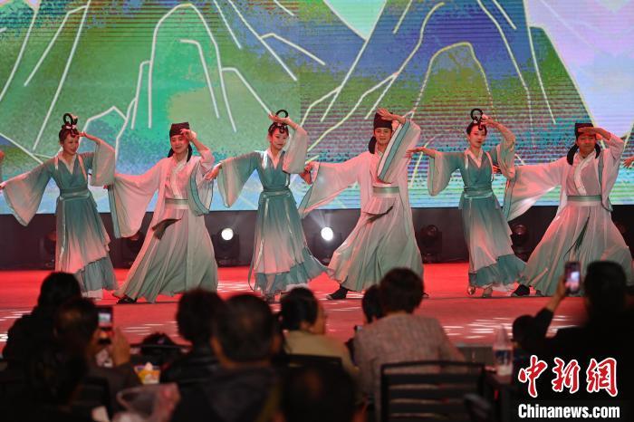 圖為工作人員進(jìn)行舞蹈表演。李亞龍 攝