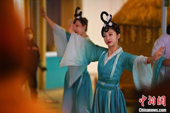 圖為工作人員進(jìn)行舞蹈表演。李亞龍 攝</p><p>