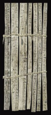 漢簡《康居王使者冊》。此簡記載了西域康居國使者前來“進(jìn)貢”駱駝，抵達(dá)敦煌遇到不公后反映問題，朝廷受理解決的經(jīng)過。新華社發(fā)（甘肅簡牘博物館供圖）