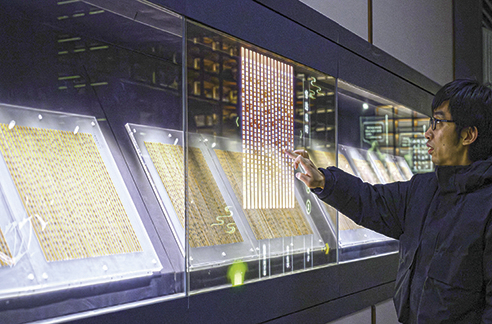 3月6日，工作人員在荊門市博物館新館內(nèi)楚簡展廳展示使用互動裝置。新華每日電訊記者　胡競文