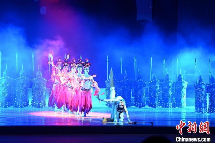 2023年2月18日，蘭州歌舞劇院創(chuàng)排的大型舞劇《大夢敦煌》?！　【琶赖┰?攝