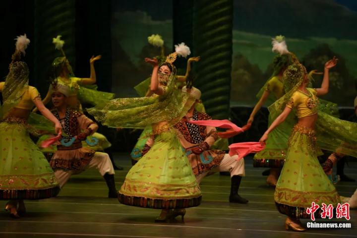 2024年2月23日晚，中國(guó)經(jīng)典舞劇《絲路花雨》在甘肅蘭州演出恭賀新春。李亞龍 攝