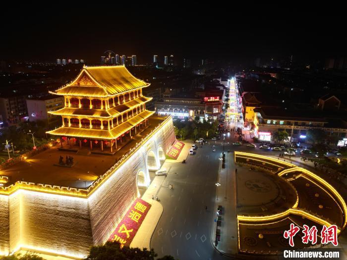 圖為武威市標(biāo)志性建筑涼州古城門燈光亮起。(無人機(jī)照片) 　戴文昌 攝</p><p>