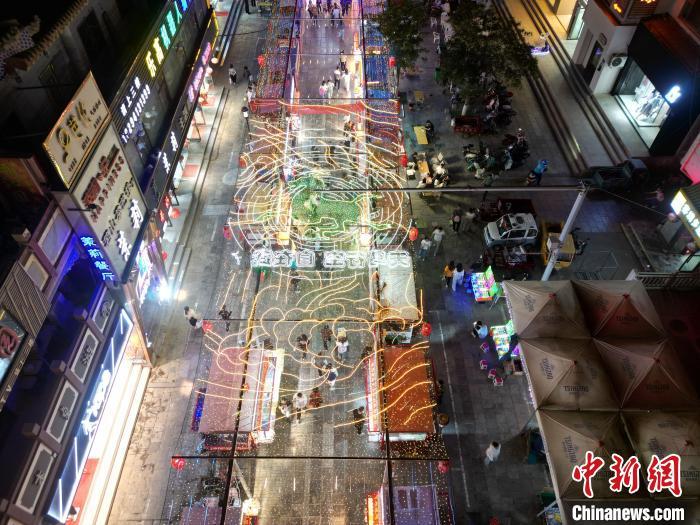 圖為明清街夜市燈光點(diǎn)亮具有武威文化元素的“銅奔馬”彩燈。(無人機(jī)照片) 　戴文昌 攝</p><p>