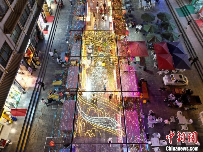 圖為明清街夜市燈光點(diǎn)亮具有武威文化元素的“天梯山石窟”彩燈。(無人機(jī)照片) 　戴文昌 攝</p><p>