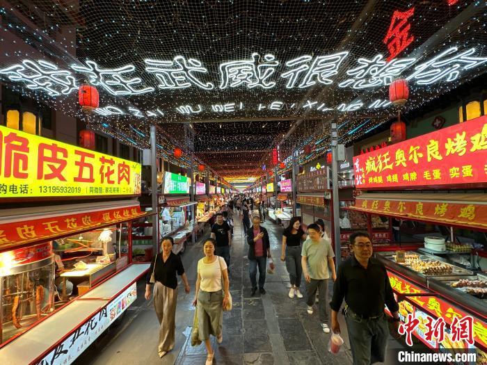 圖為明清街夜市燈光點(diǎn)亮“我在武威很想你”?！〈魑牟?攝</p><p>