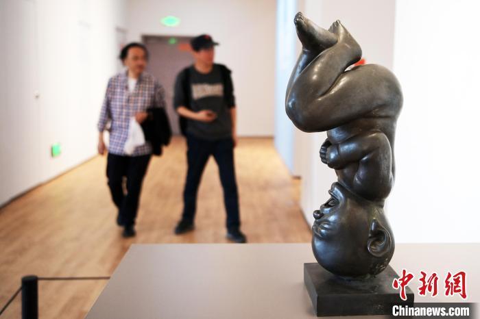 5月21日，觀眾參觀“絲路印跡”雕塑藝術(shù)作品展展出的雕塑作品。九美旦增 攝</p>
<p>