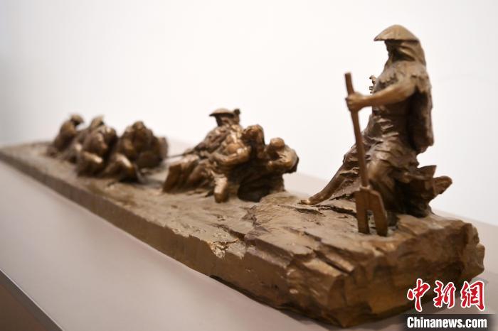 5月21日，在“絲路印跡”雕塑藝術(shù)作品展展出的作品《治水為民·禹德九州》。九美旦增 攝</p>
<p>