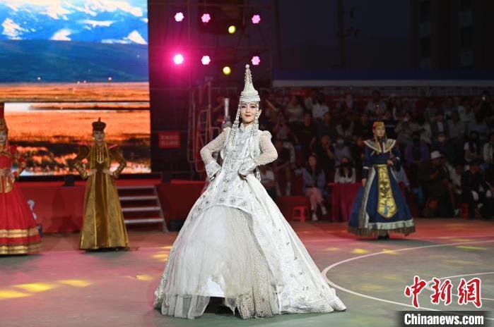 圖為開幕式現(xiàn)場蒙古族服飾秀。李亞龍 攝</p>
<p>