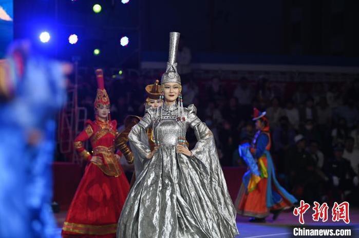 圖為開幕式現(xiàn)場蒙古族服飾秀。李亞龍 攝</p>
<p>