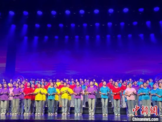 5月28日晚，“詩(shī)意甘肅·絲路長(zhǎng)風(fēng)三千里”——月出涼州·武威詩(shī)會(huì)在甘肅省武威市漢唐天馬城舉行。楊娜 攝