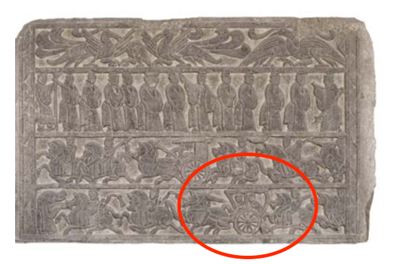 △漢代迎賓、車馬出行畫像石，現(xiàn)藏于臨沂市博物館。畫像石的第四層中有軺車出現(xiàn)。