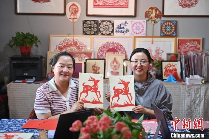 6月6日，在甘肅敦煌青年夜校課程中，青年學(xué)員展示學(xué)習(xí)敦煌非遺剪紙的成果。李亞龍 攝　　