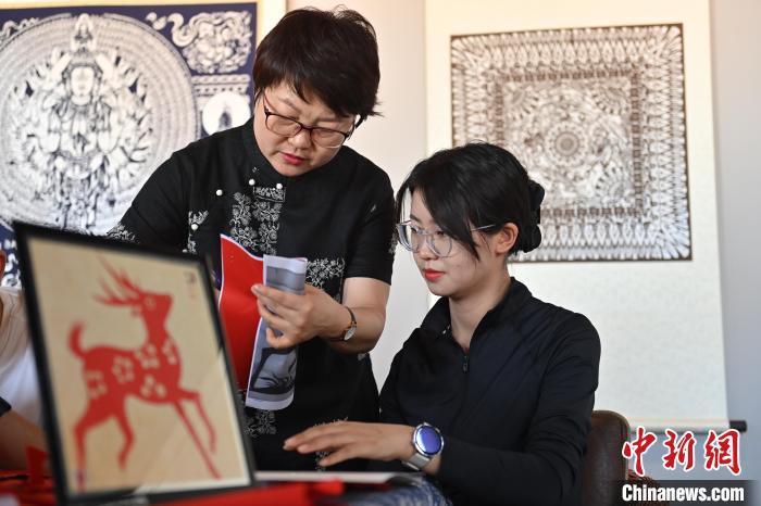 6月6日，在甘肅敦煌青年夜校課程中，青年學(xué)員學(xué)習(xí)敦煌非遺剪紙課程。李亞龍 攝