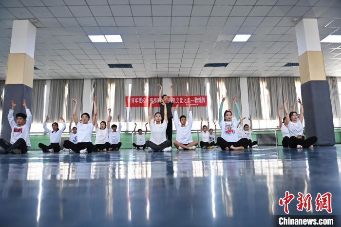 6月6日，在甘肅敦煌青年夜校課程中，青年學(xué)員學(xué)習(xí)敦煌舞課程。李亞龍 攝　　