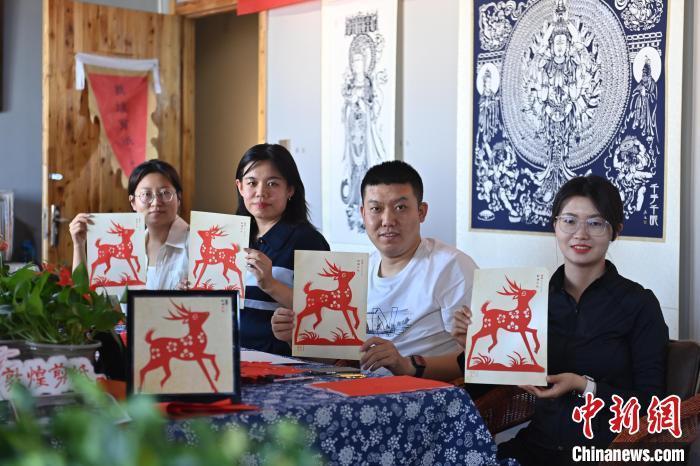6月6日，在甘肅敦煌青年夜校課程中，青年學(xué)員展示學(xué)習(xí)敦煌非遺剪紙的成果。李亞龍 攝　　