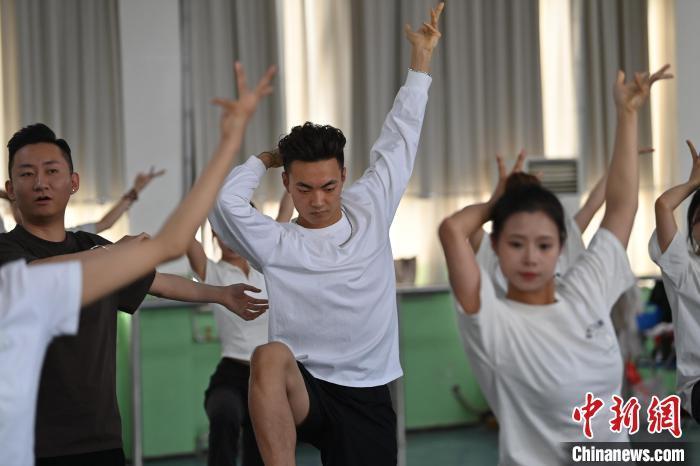 6月6日，在甘肅敦煌青年夜校課程中，青年學(xué)員學(xué)習(xí)敦煌舞課程。李亞龍 攝　　