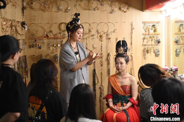 6月6日，在甘肅敦煌青年夜校課程中，青年學(xué)員學(xué)習(xí)敦煌美妝課程。李亞龍 攝