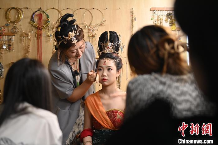 6月6日，在甘肅敦煌青年夜校課程中，青年學(xué)員學(xué)習(xí)敦煌美妝課程。李亞龍 攝　　