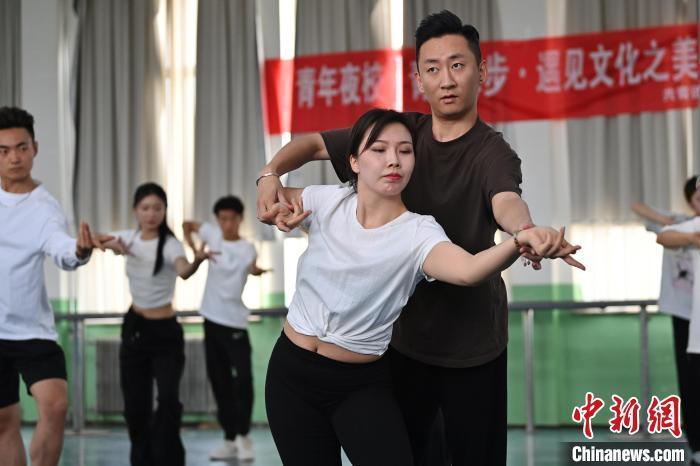 6月6日，在甘肅敦煌青年夜校課程中，學(xué)員學(xué)習(xí)敦煌舞課程。李亞龍 攝　　