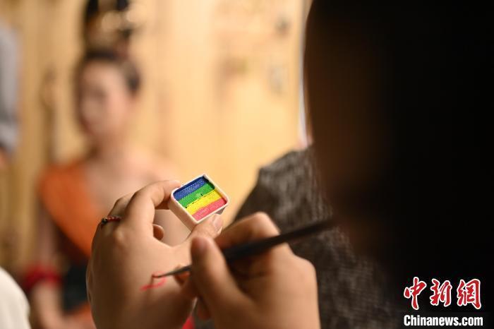 6月6日，在甘肅敦煌青年夜校課程中，青年學(xué)員學(xué)習(xí)敦煌美妝課程。李亞龍 攝　　